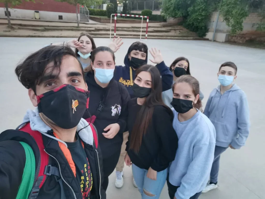 Cada dimecres de 20h a 21h ens trobareu a l'espai de l' fent