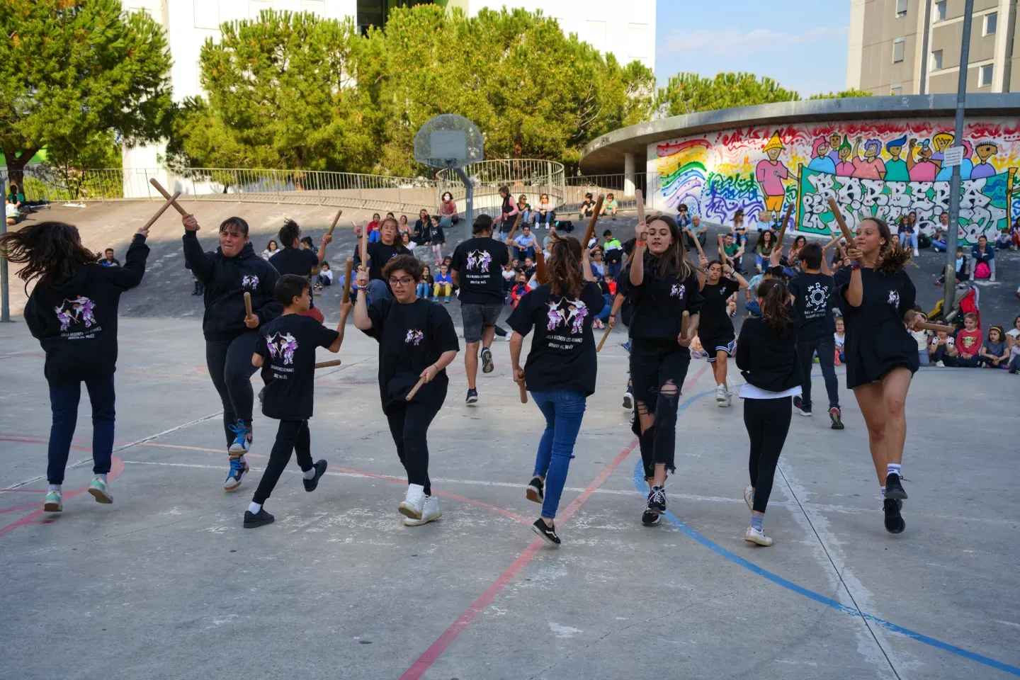 Ahir vàrem actuar al Parc Europa, conjuntament amb la i tot d'escoles…