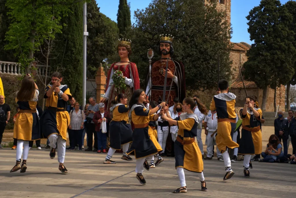 Gràcies al qui ens ha deixat la seva vestimenta i material perquè avui…