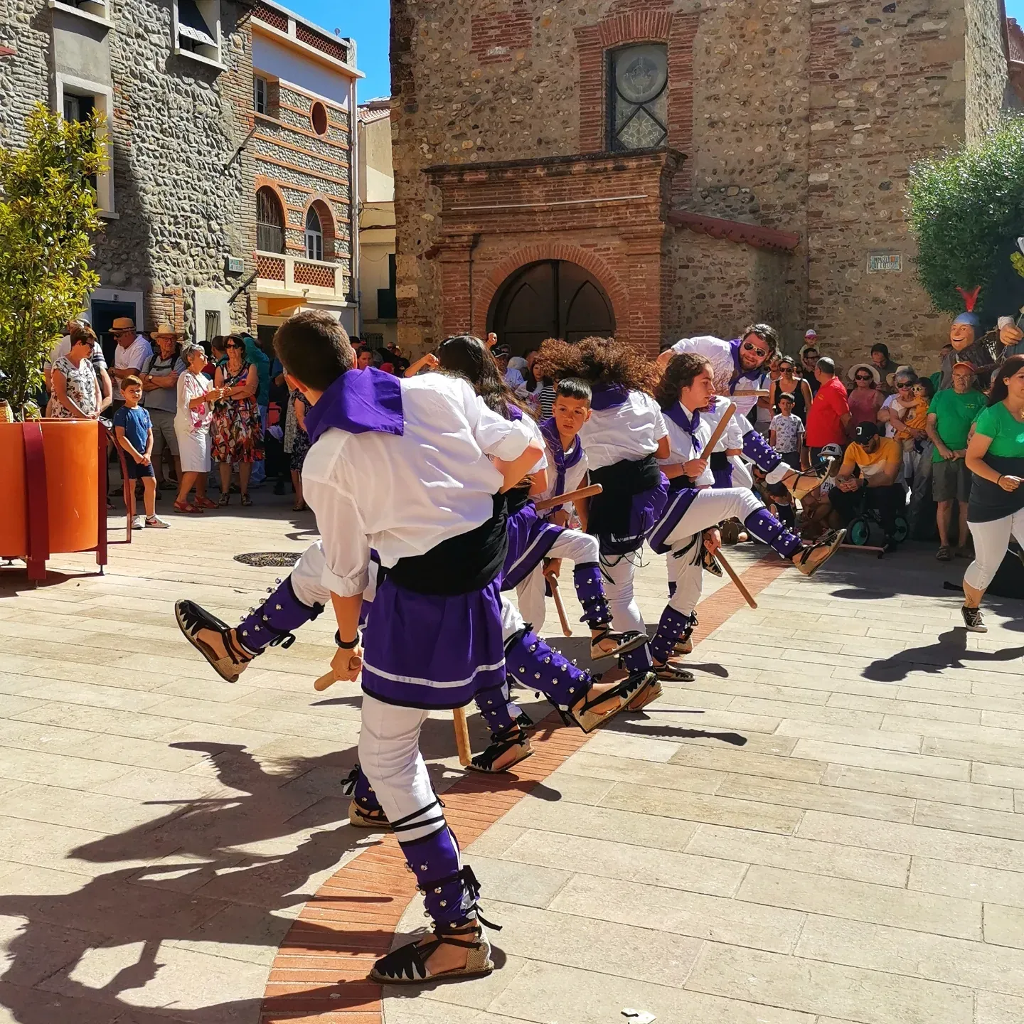 I avui, a les 6 del matí, posàvem rumb cap a Bao, per apadrinar a les…