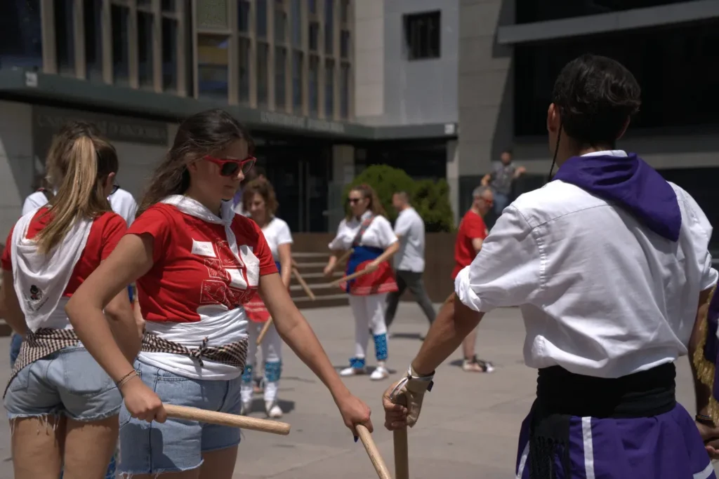 Ahir vàrem actuar a la 1a Trobada Bastonera de Sant Julià de Lòria, i… (foto 4)