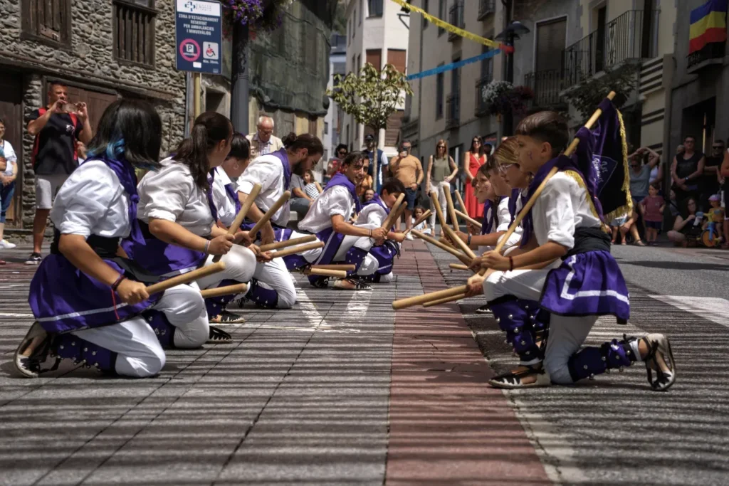 Ahir vàrem actuar a la 1a Trobada Bastonera de Sant Julià de Lòria, i… (foto 7)
