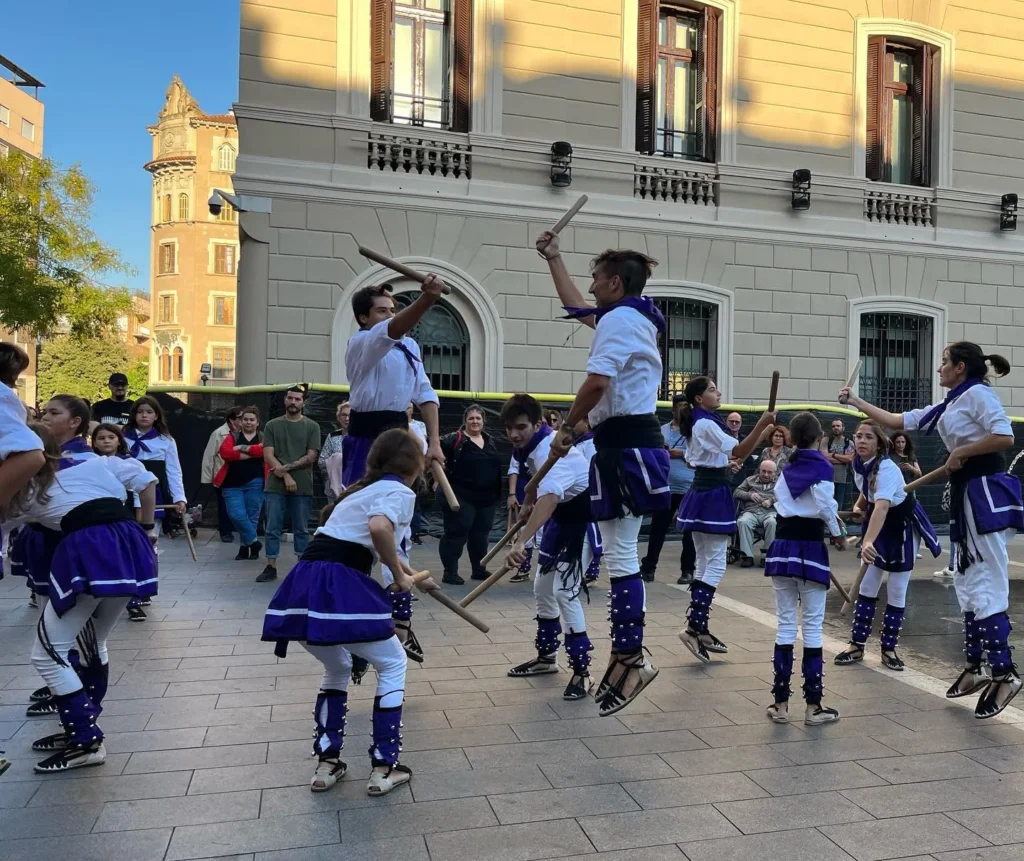 Avui hem actuat en el 25è aniversari de acompanyades de diferents colles (foto 3)