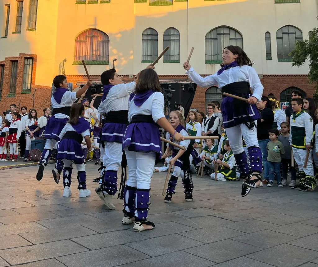 Avui hem actuat en el 25è aniversari de acompanyades de diferents colles (foto 5)