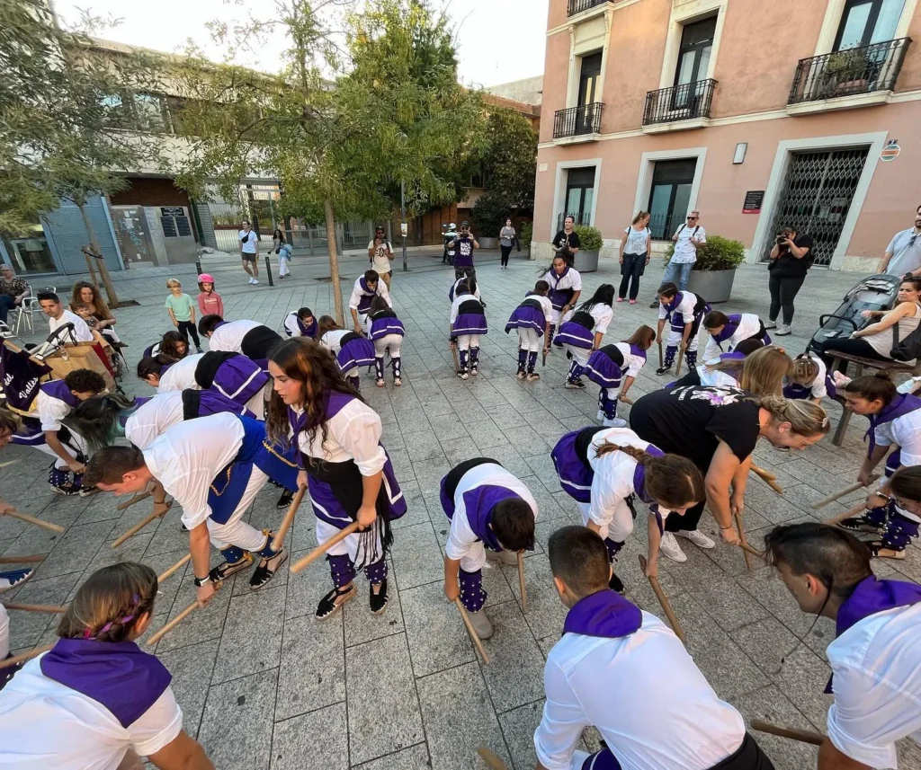Avui hem actuat en el 25è aniversari de acompanyades de diferents colles (foto 6)