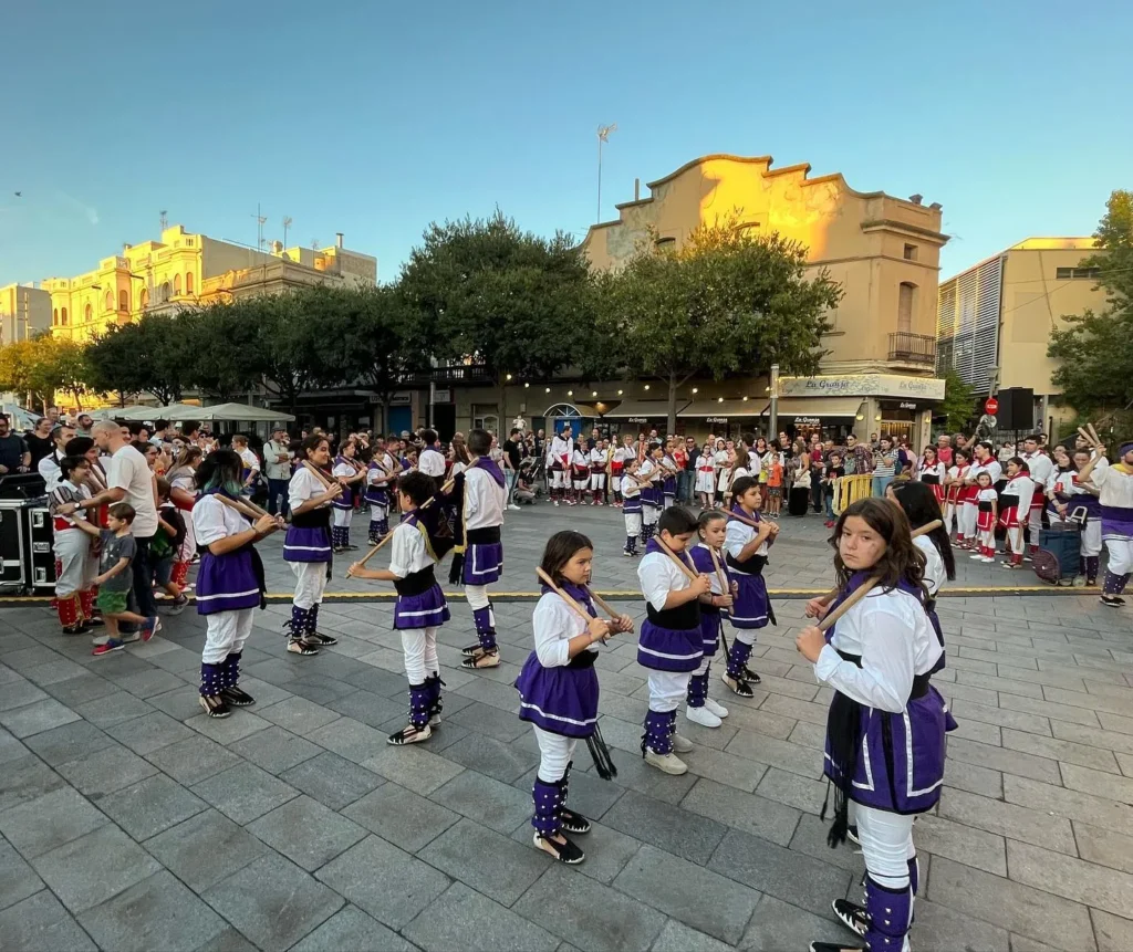 Avui hem actuat en el 25è aniversari de acompanyades de diferents colles (foto 7)