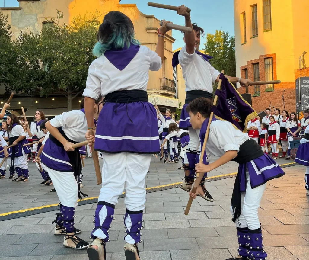 Avui hem actuat en el 25è aniversari de acompanyades de diferents colles (foto 8)