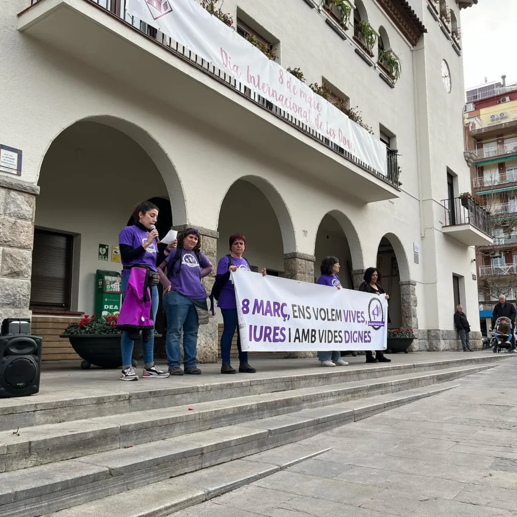 Acabem la jornada d’avui participant a la manifestació organitzada per… (foto 3)