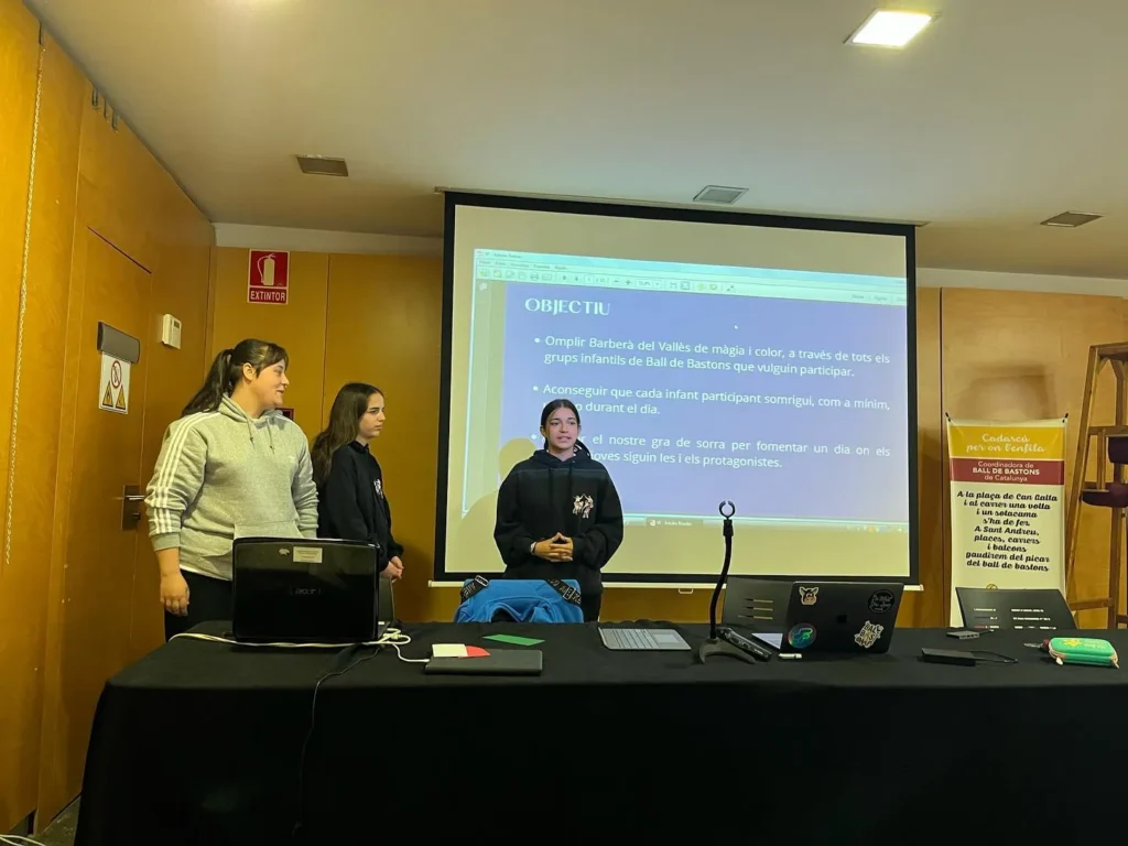 Avui, les nostres tres caps de colla, han donat el tret de sortida a la… (foto 3)