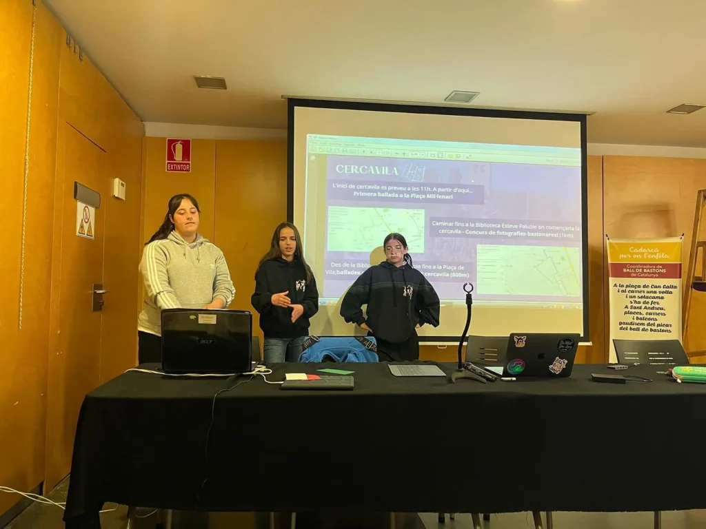 Avui, les nostres tres caps de colla, han donat el tret de sortida a la… (foto 4)