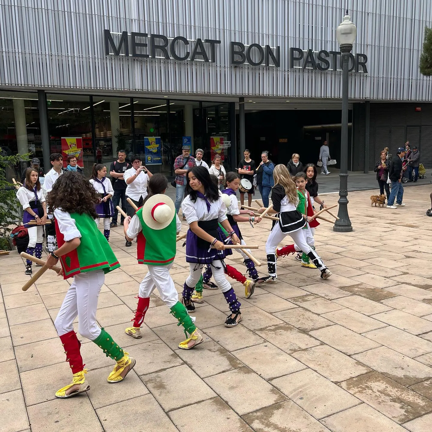 Ahir vàrem actuar davant (i dins) del Mercat de Bon Pastor, per la I…