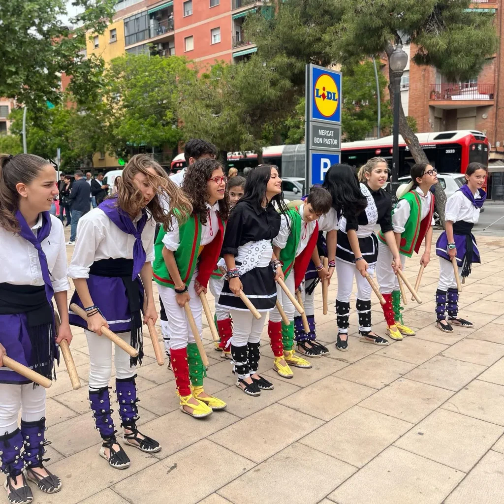 Ahir vàrem actuar davant (i dins) del Mercat de Bon Pastor, per la I… (foto 4)