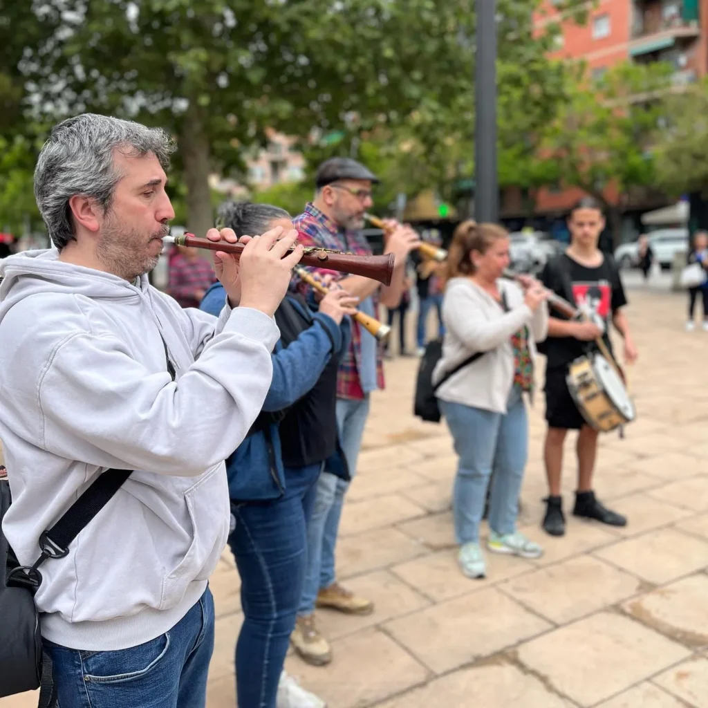 Ahir vàrem actuar davant (i dins) del Mercat de Bon Pastor, per la I… (foto 9)