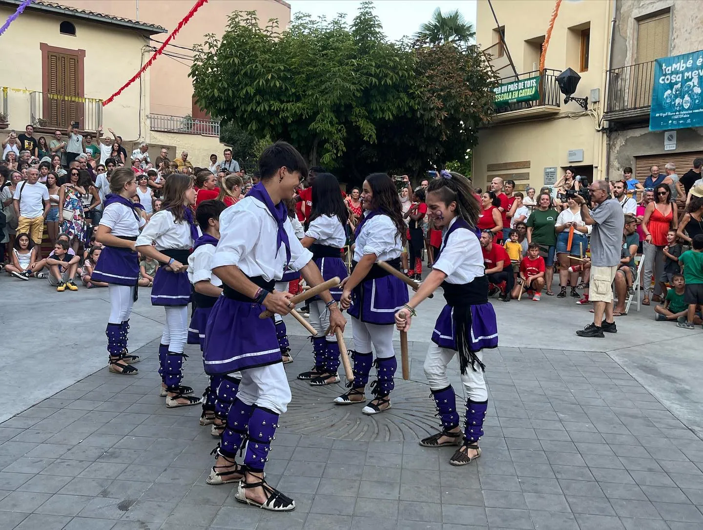 La setmana passada vam participar en la Trobada Bastonera de les Terres…