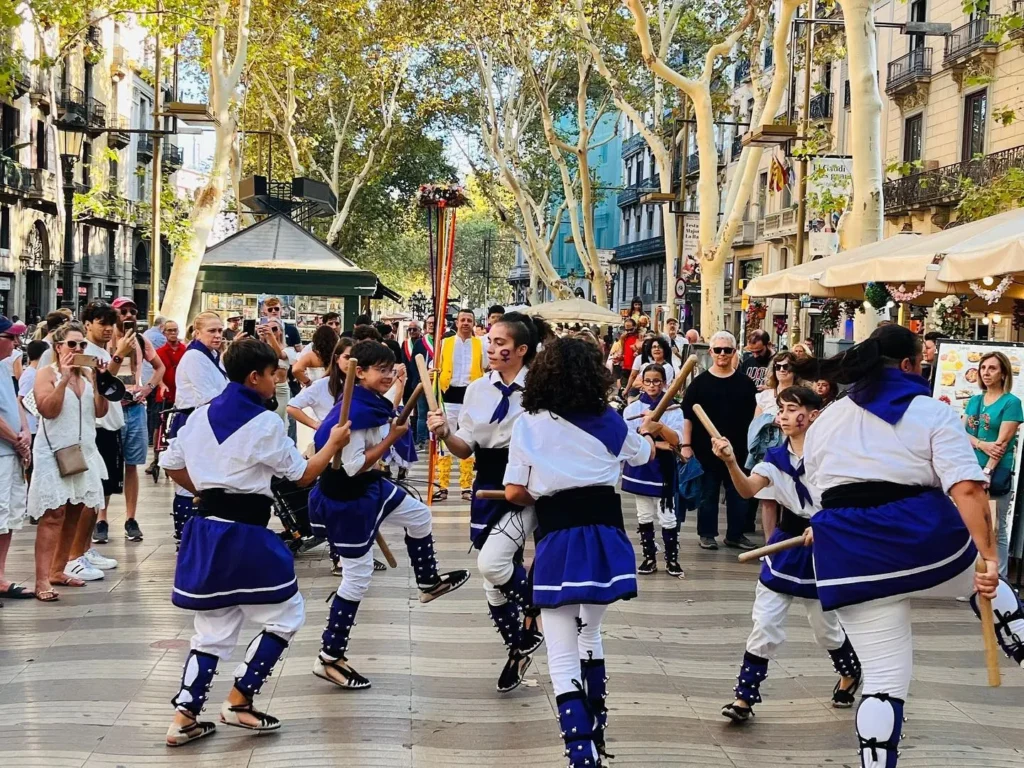 Avui, a través d', i amb l'organització i invitació de i , els grups de… (foto 4)