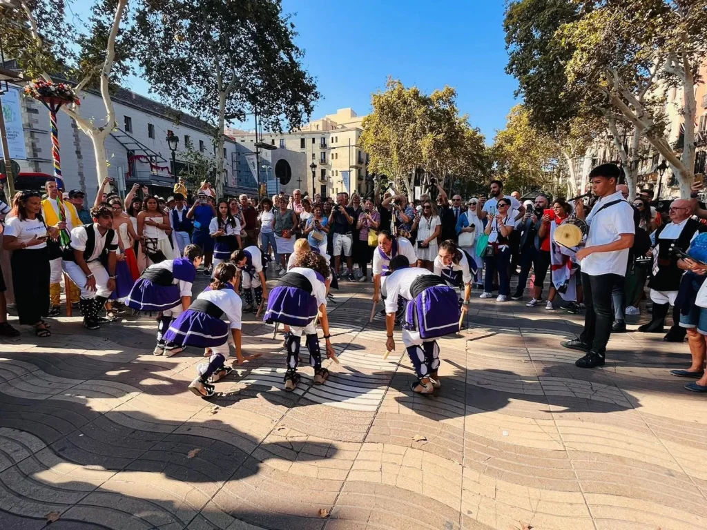 Avui, a través d', i amb l'organització i invitació de i , els grups de… (foto 5)