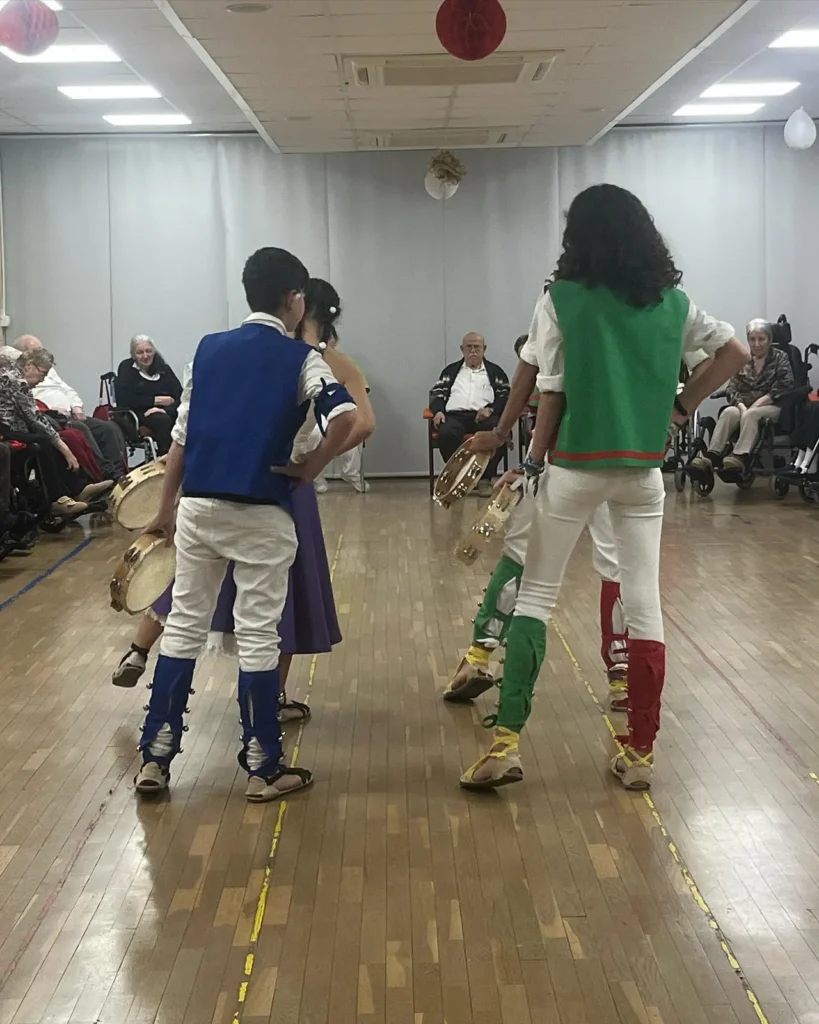 Avui a la tarda, ARA I SEMPRE hem fet una actuació per les i els… (foto 3)