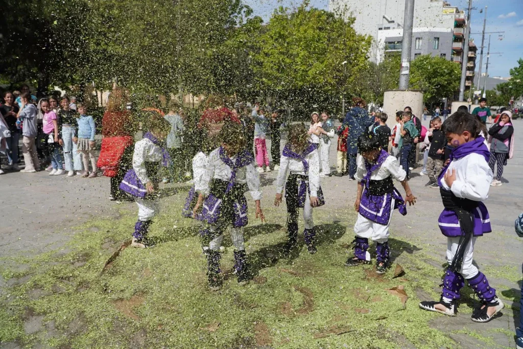 Sabeu quina és la sensació que neix quan ajudes a dibuixar un somriure en una cara? (foto 10)