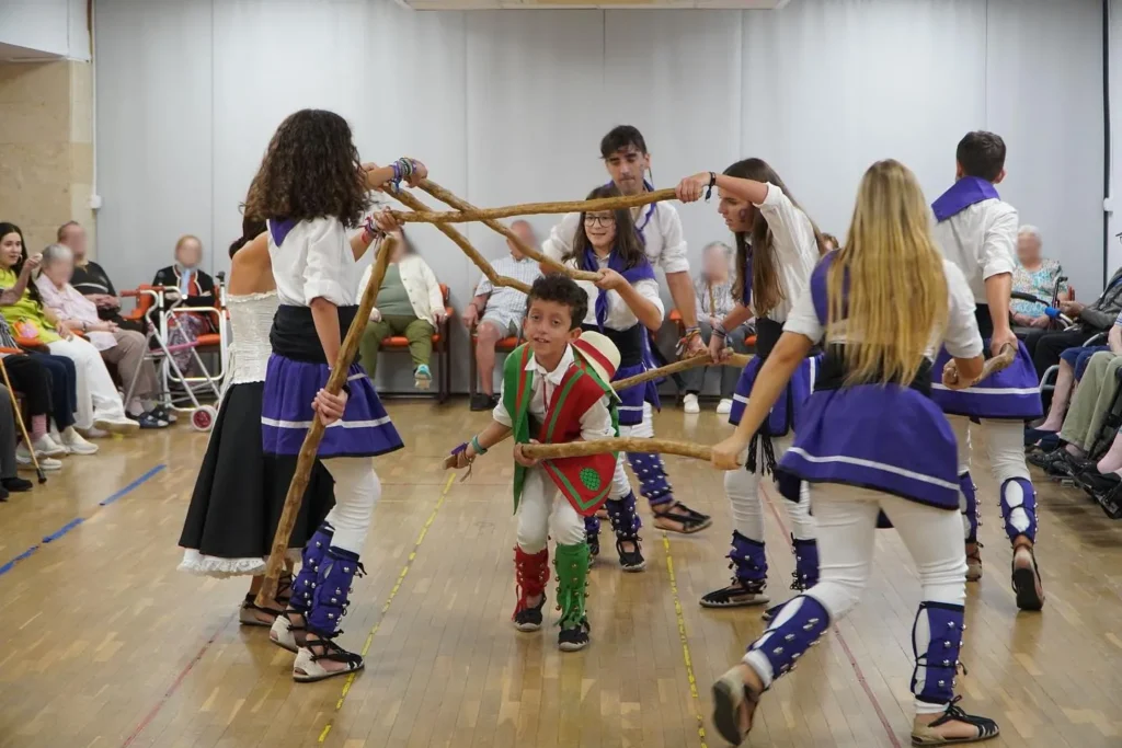 Ahir vam tornar a actuar a la Residència de Gent Gran Torre Mossèn… (foto 11)