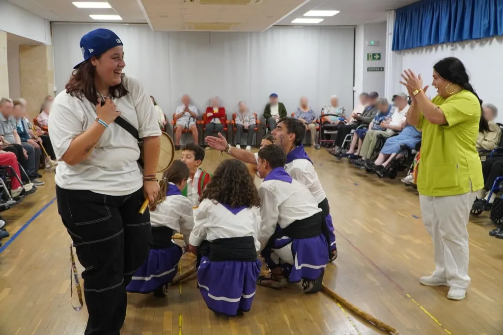 Ahir vam tornar a actuar a la Residència de Gent Gran Torre Mossèn… (foto 12)