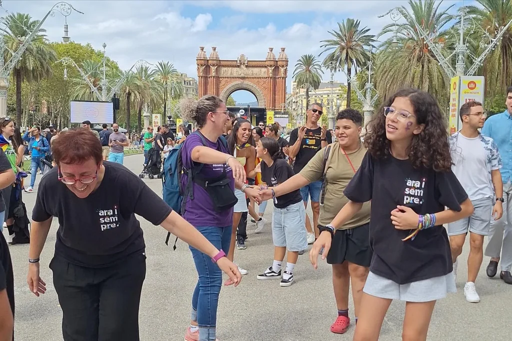 Avui , a través de la , hem estat a Barcelona, fent Ball de Bastons per… (foto 10)