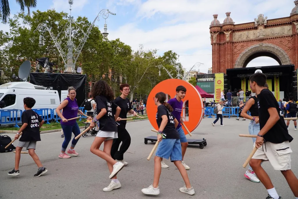 Avui , a través de la , hem estat a Barcelona, fent Ball de Bastons per… (foto 2)