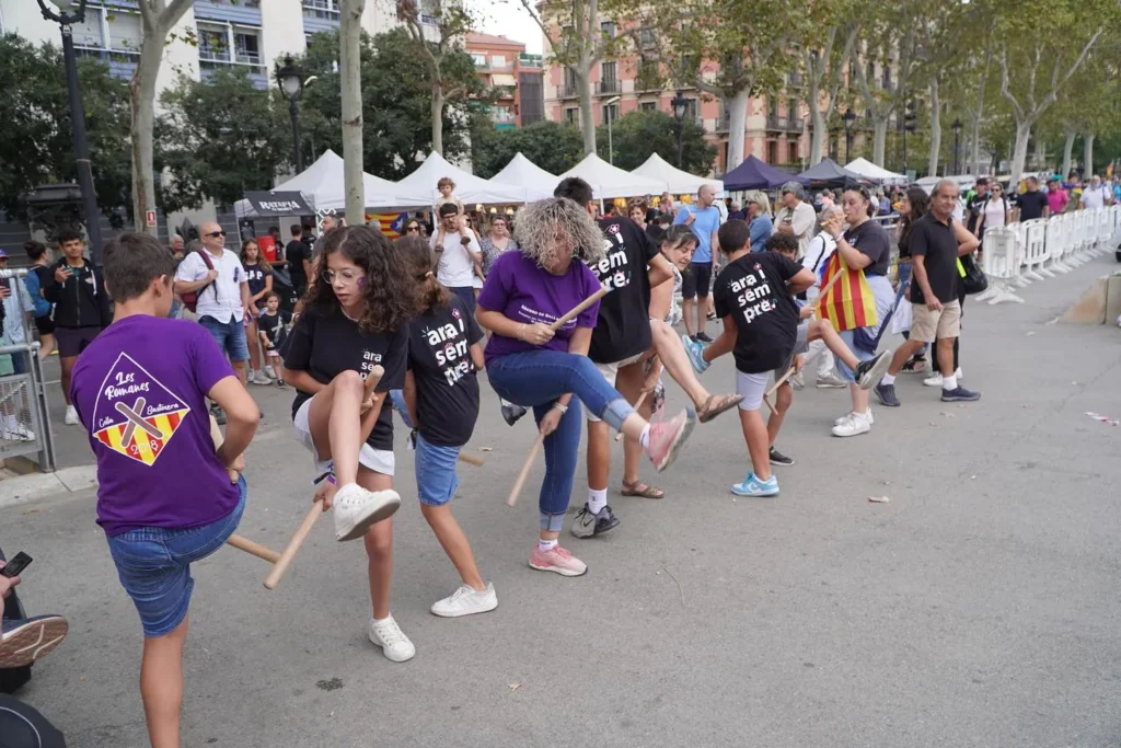 Avui , a través de la , hem estat a Barcelona, fent Ball de Bastons per… (foto 4)