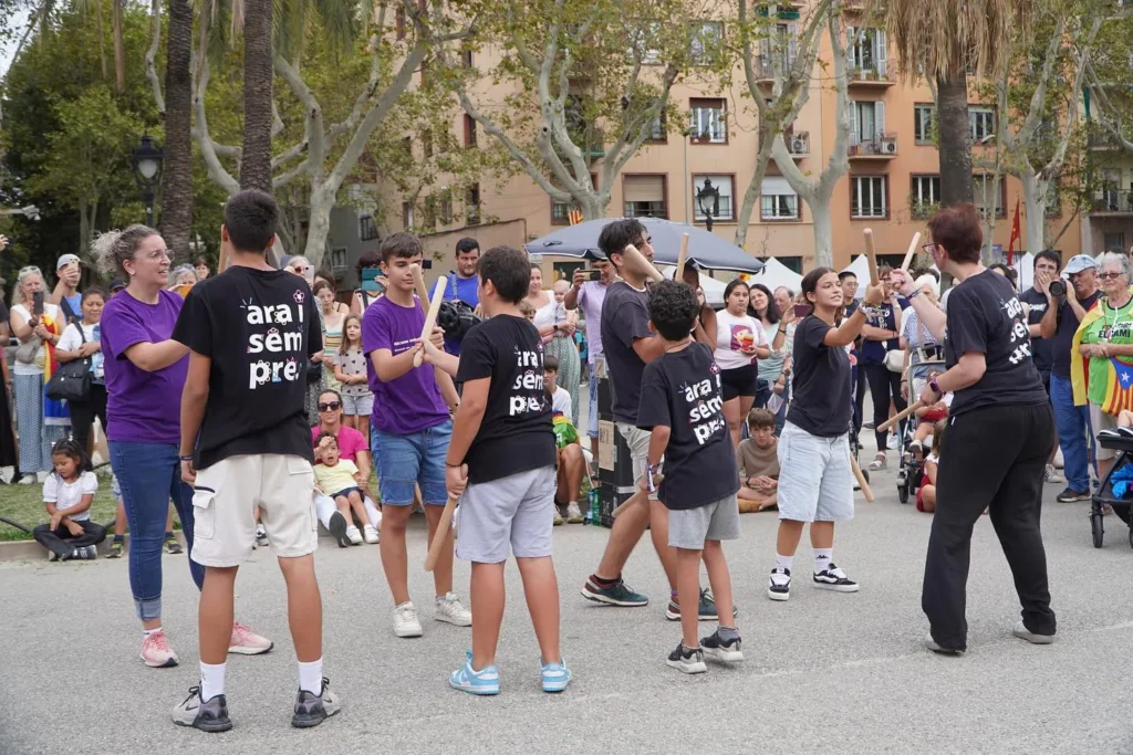 Avui , a través de la , hem estat a Barcelona, fent Ball de Bastons per… (foto 7)