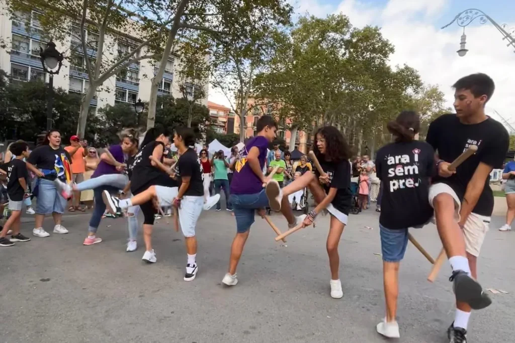 Avui , a través de la , hem estat a Barcelona, fent Ball de Bastons per… (foto 8)