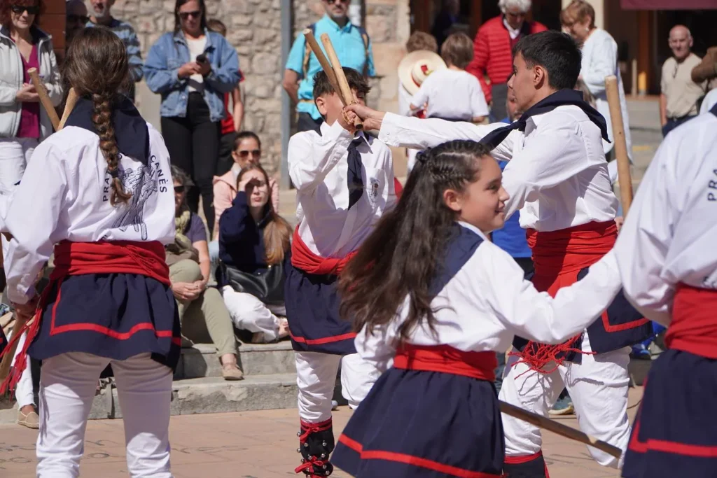 Avui hem tornat a ballar per places i carrers de Moià, convidades de… (foto 11)