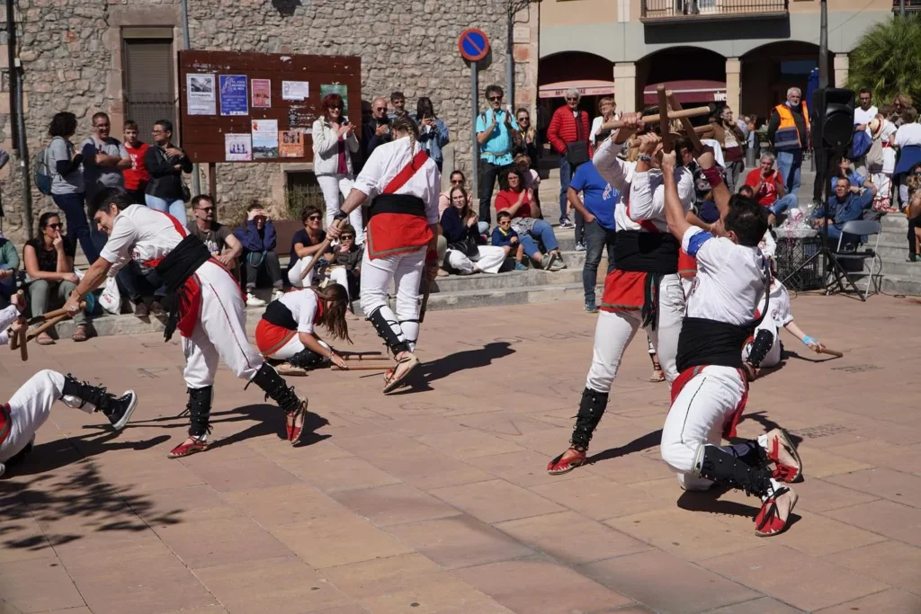 Avui hem tornat a ballar per places i carrers de Moià, convidades de… (foto 12)