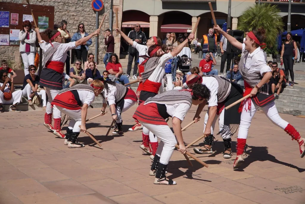 Avui hem tornat a ballar per places i carrers de Moià, convidades de… (foto 13)