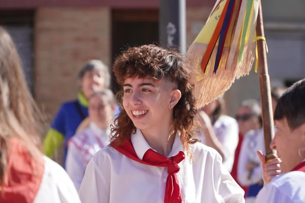 Avui hem tornat a ballar per places i carrers de Moià, convidades de… (foto 17)