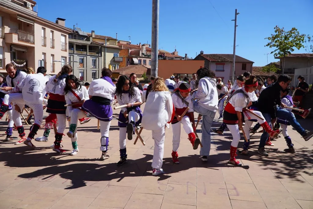 Avui hem tornat a ballar per places i carrers de Moià, convidades de… (foto 19)