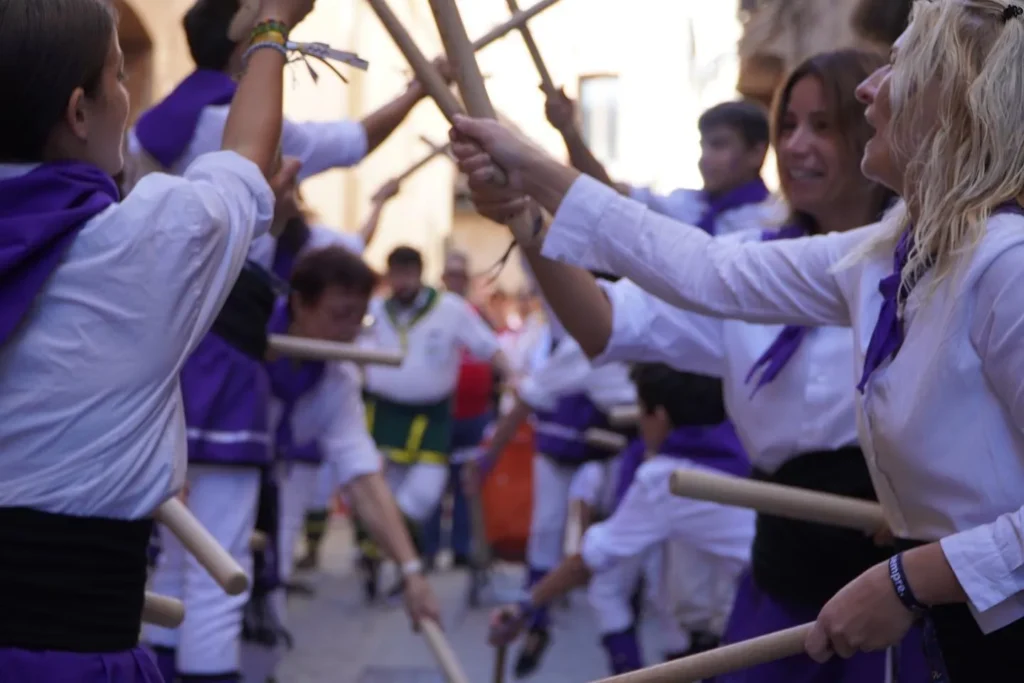 Avui hem tornat a ballar per places i carrers de Moià, convidades de… (foto 2)