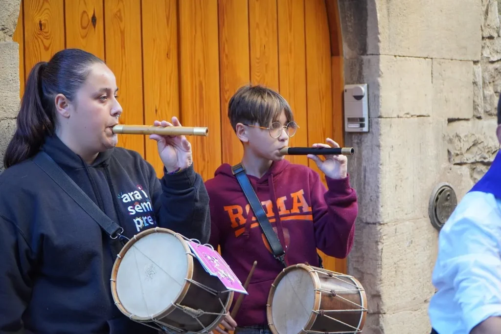 Avui hem tornat a ballar per places i carrers de Moià, convidades de… (foto 3)