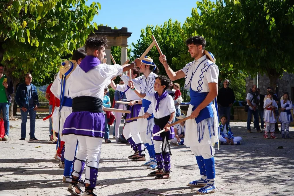 Avui hem tornat a ballar per places i carrers de Moià, convidades de… (foto 4)