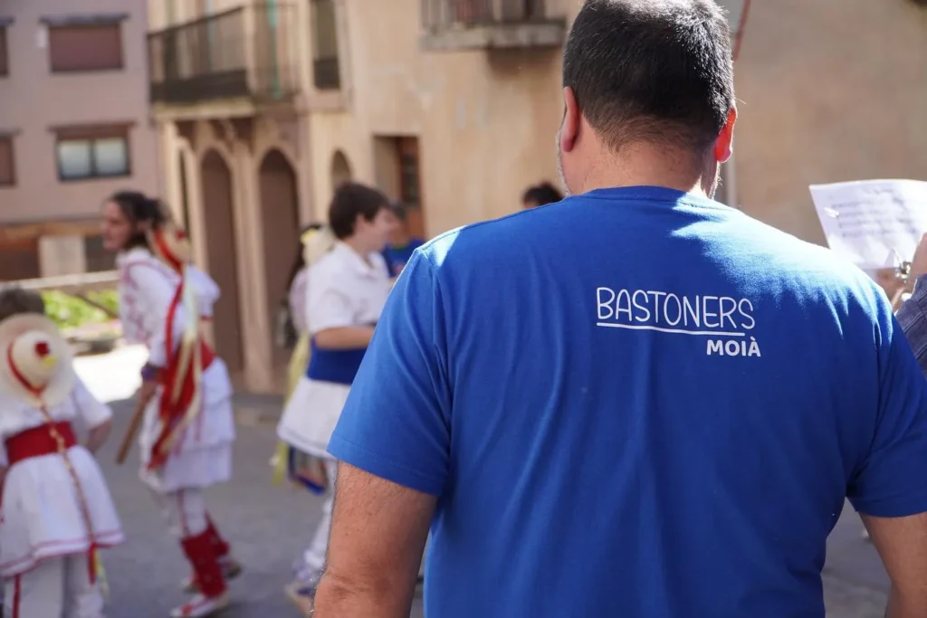 Avui hem tornat a ballar per places i carrers de Moià, convidades de… (foto 5)