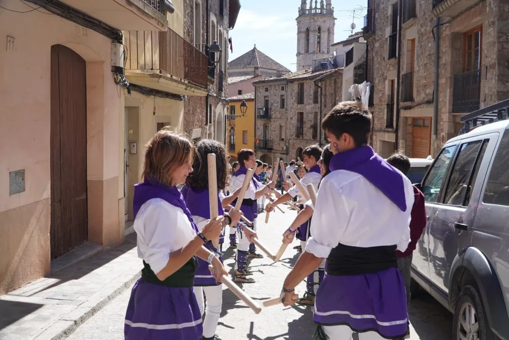 Avui hem tornat a ballar per places i carrers de Moià, convidades de… (foto 8)