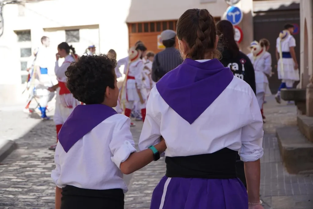 Avui hem tornat a ballar per places i carrers de Moià, convidades de… (foto 9)