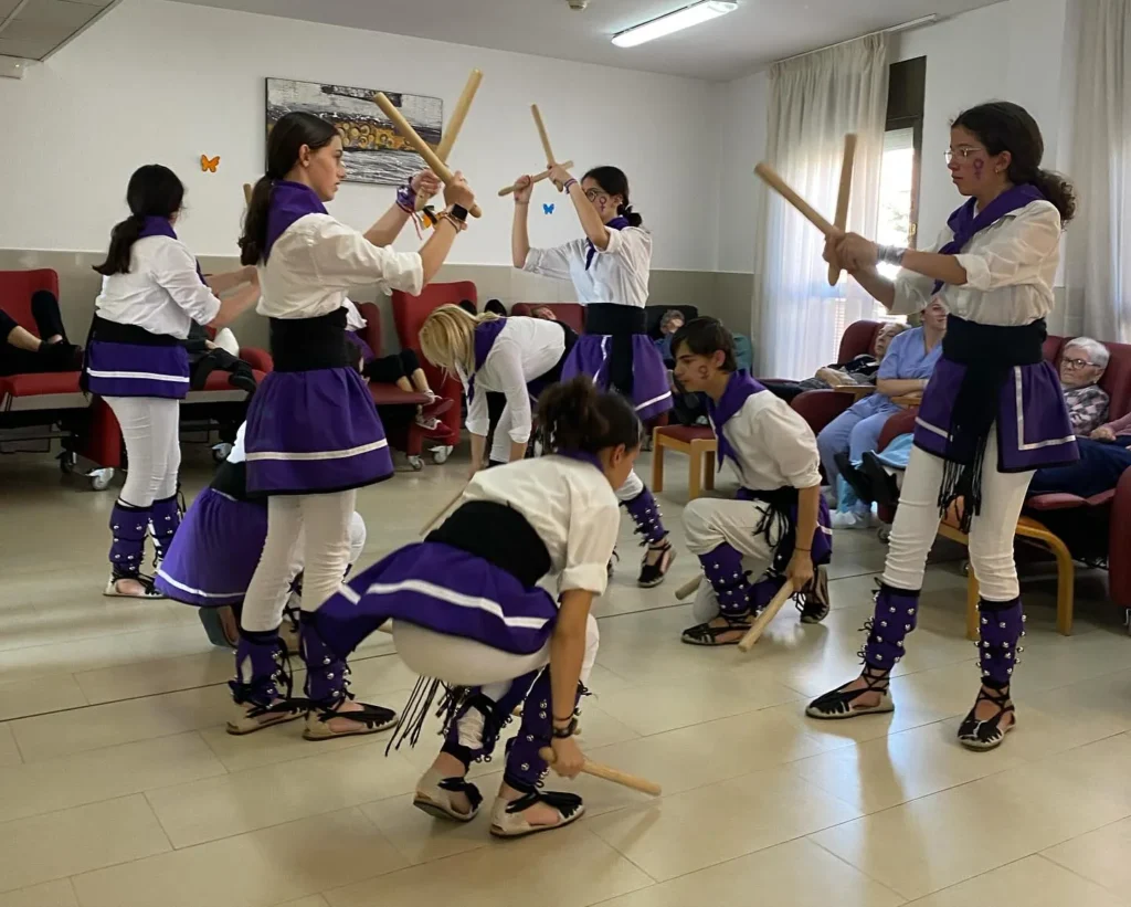 Avui hem portat el Ball de Bastons a la Residència Sophos i ha estat tot un privilegi! (foto 2)