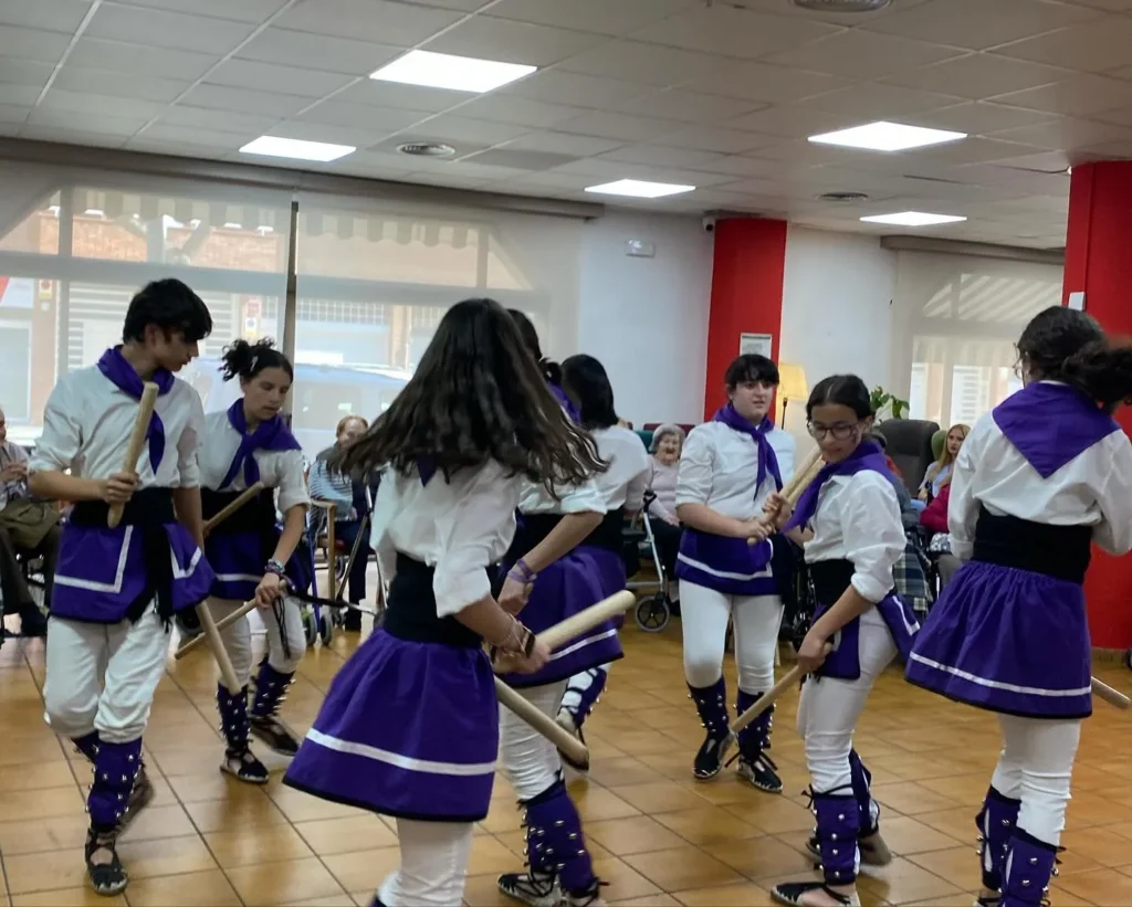 Avui hem portat el Ball de Bastons a la Residència Sophos i ha estat tot un privilegi! (foto 5)