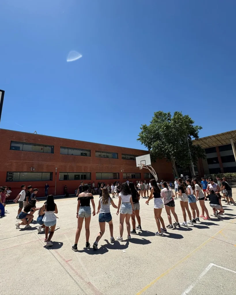 Avui hem anat a l’Institut Vallès, de Sabadell, a fer un taller de Ball… (foto 2)