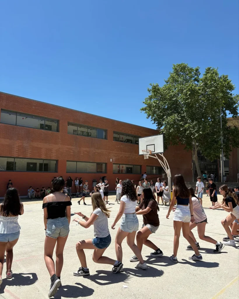 Avui hem anat a l’Institut Vallès, de Sabadell, a fer un taller de Ball… (foto 3)