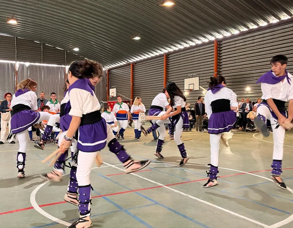 Avui hem participat en la I Trobada Bastonera del Ball de Bastons de… (foto 7)