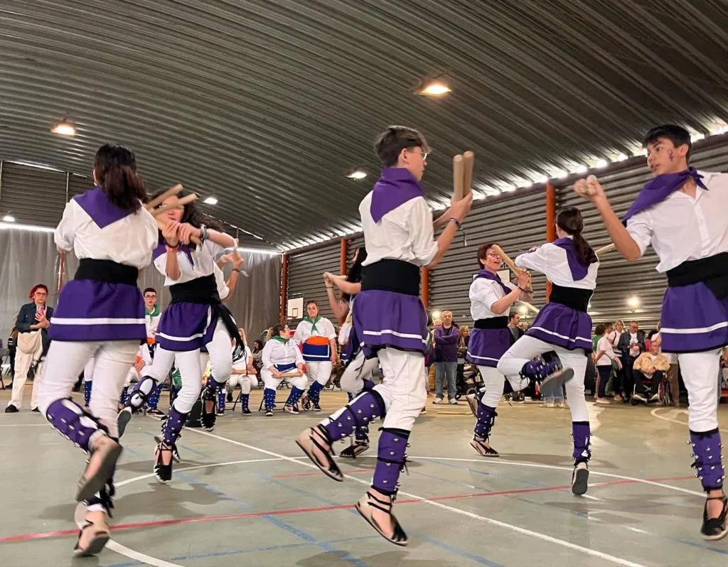 Avui hem participat en la I Trobada Bastonera del Ball de Bastons de… (foto 8)