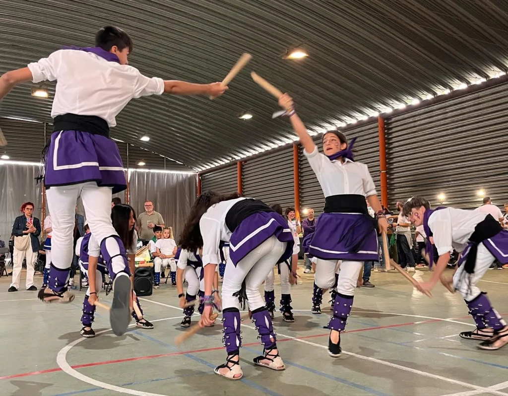 Avui hem participat en la I Trobada Bastonera del Ball de Bastons de… (foto 9)