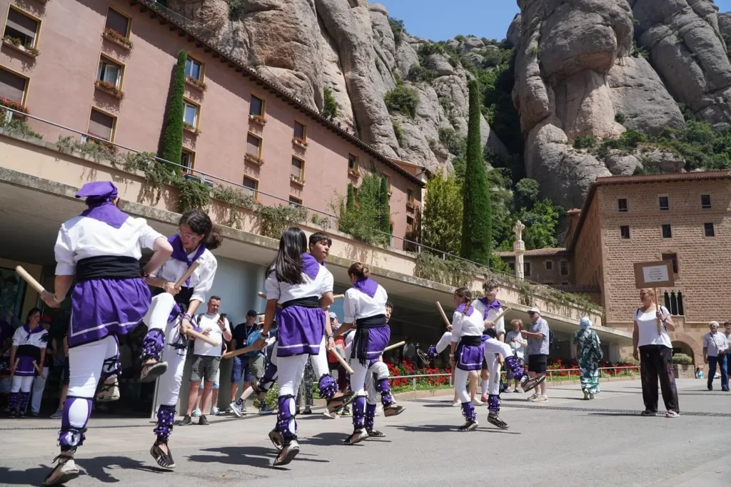 Avui, la Colla Bastonera Les Romanes ha participat en la Trobada de… (foto 10)
