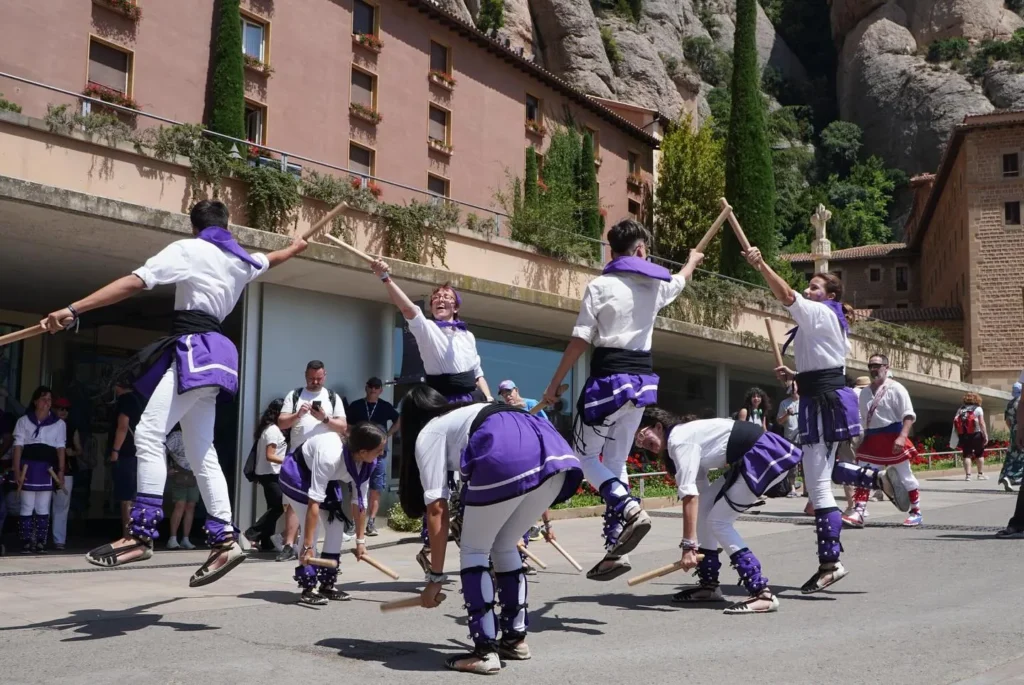 Avui, la Colla Bastonera Les Romanes ha participat en la Trobada de… (foto 2)