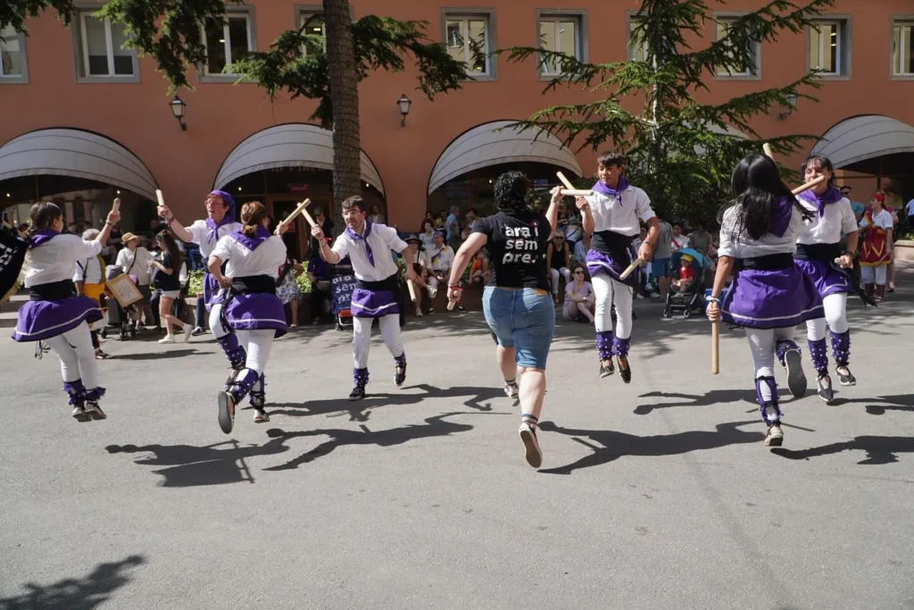 Avui, la Colla Bastonera Les Romanes ha participat en la Trobada de… (foto 3)